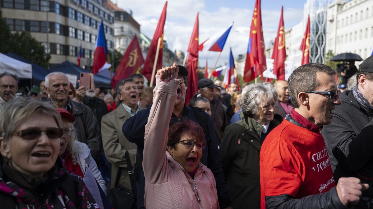 Na 200 lidí se v Praze sešlo na komunistickém protestu proti vládě